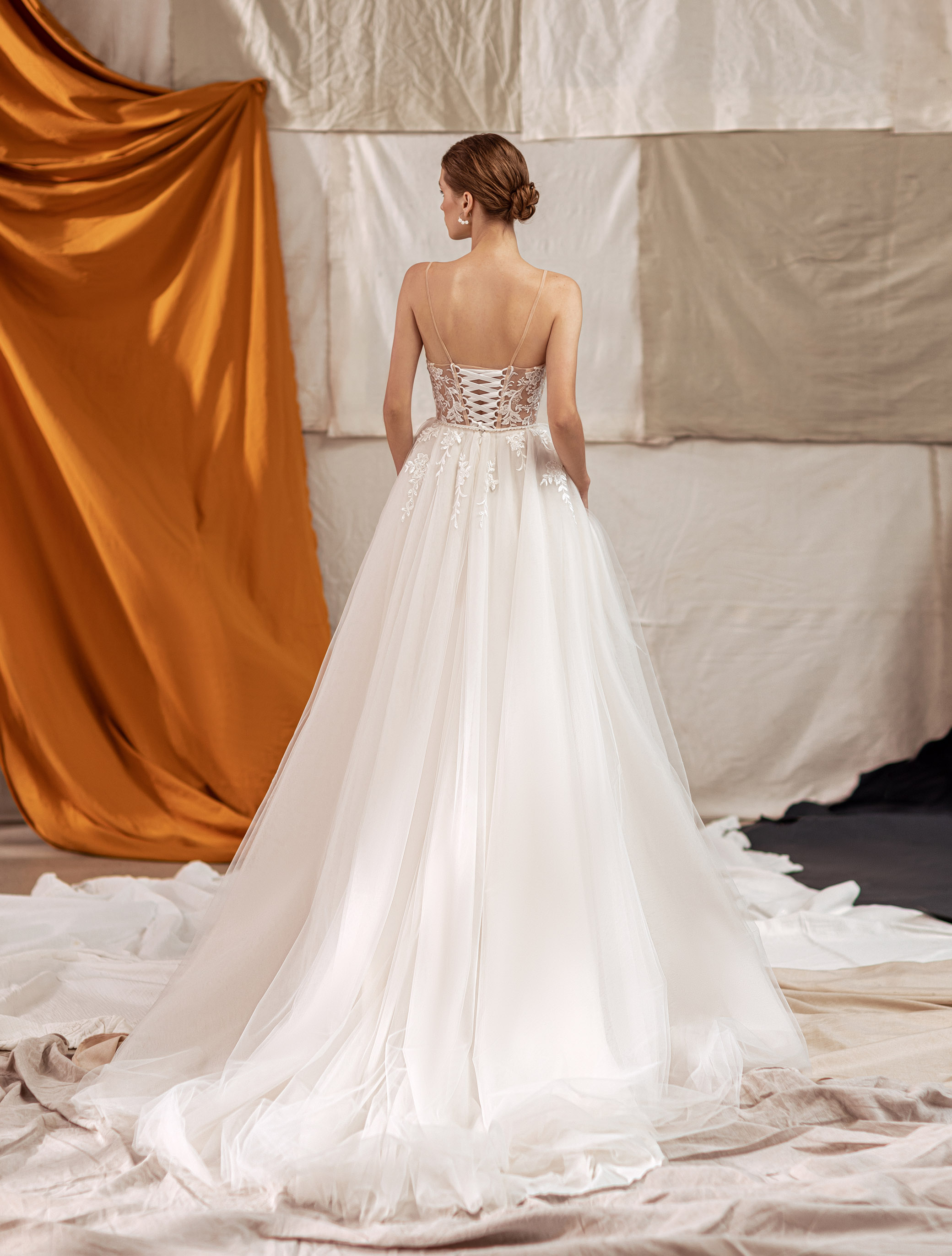 Wedding dress IVL-399